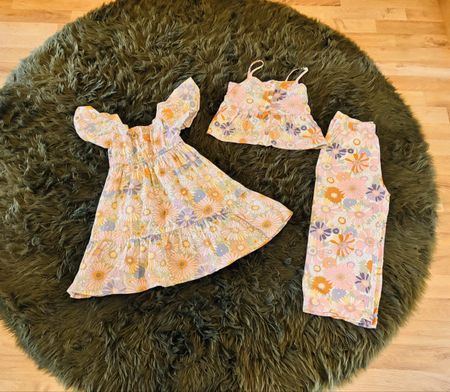 Blumenmuster Set: Sommerkleid, Top und Hose, Grösse 116
