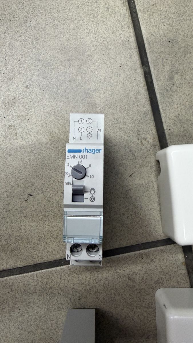 Interrupteurs: Schalter/Tastern +Minuterie – D'occasion à Schaffhausen par Alles_k 1