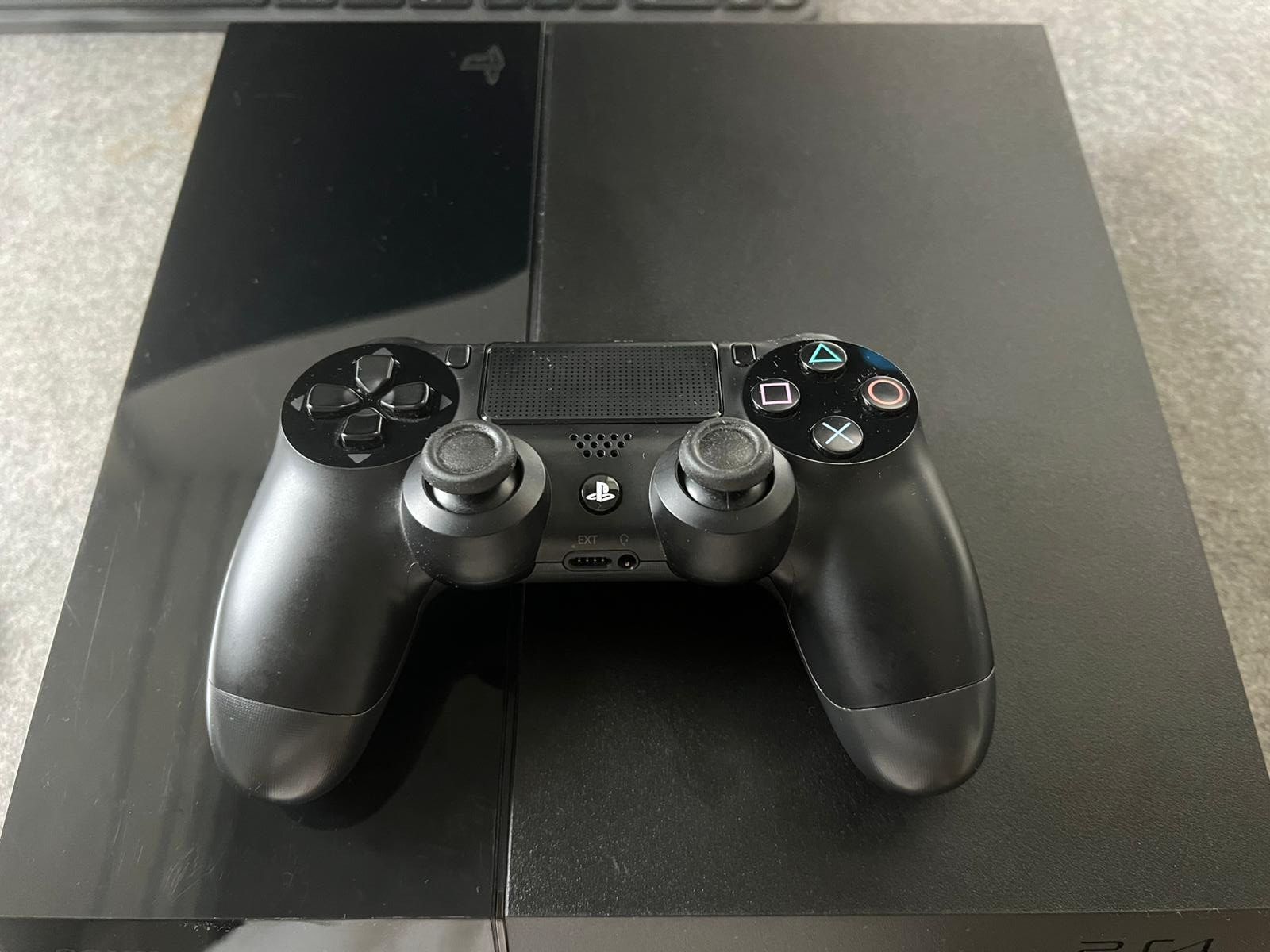 Sony Consoles: Sony Playstation 4, (PS4)Konsole mit Controller – D'occasion à Niederteufen par Mac_Book_Pro 3