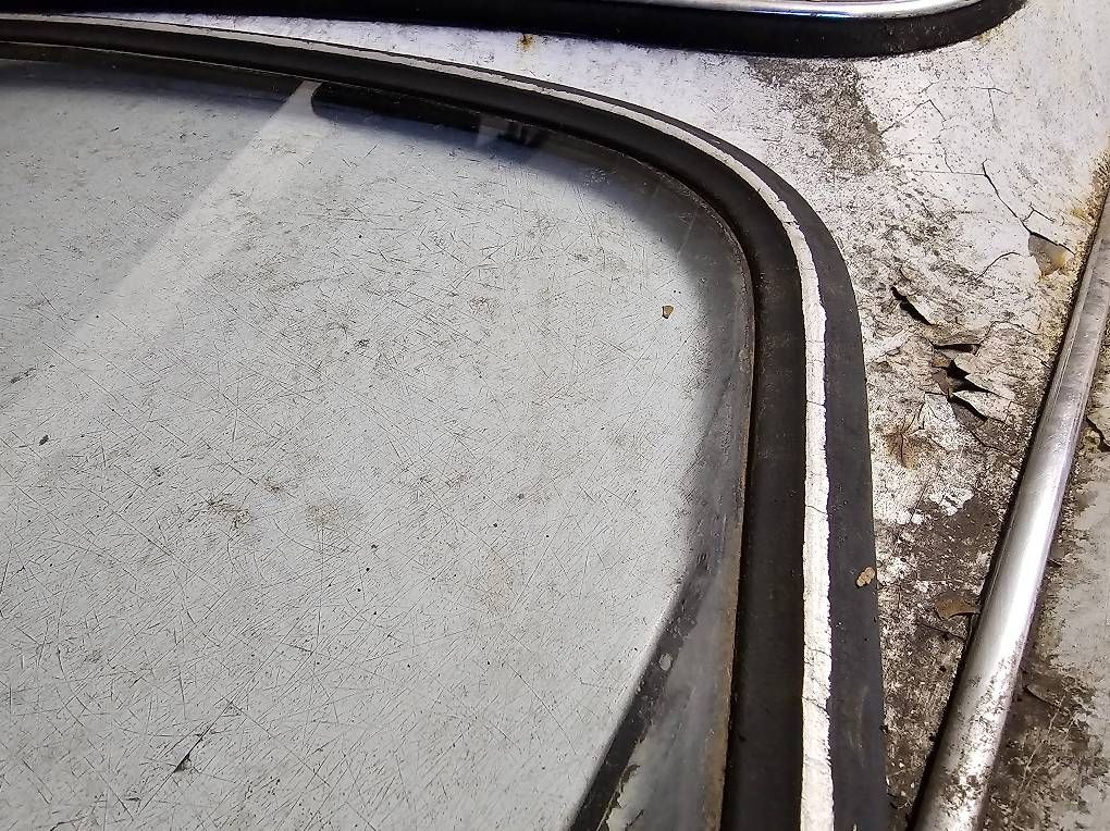 Tutti pezzi di ricambio auto: Hillman Minx Frontscheibe – Usato da Rottenschwil venduto da epaveart 1