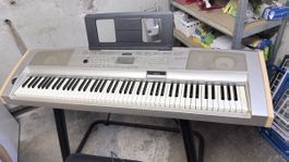Keyboard Yamaha DGX-500 gut erhalten mit Zubehoer