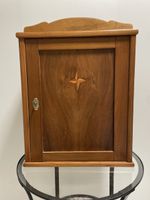 Wandschrank Holz mit Stern Intarsie neuwertiger Zustand