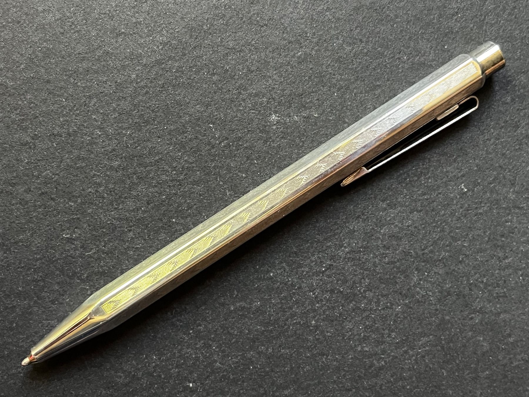 Caran D'Ache Penna & Evidenziatori: Caran d’Ache Ecridor Roller Chevron versilbert OHNE – Usato da Zürich venduto da FV.vintage 1