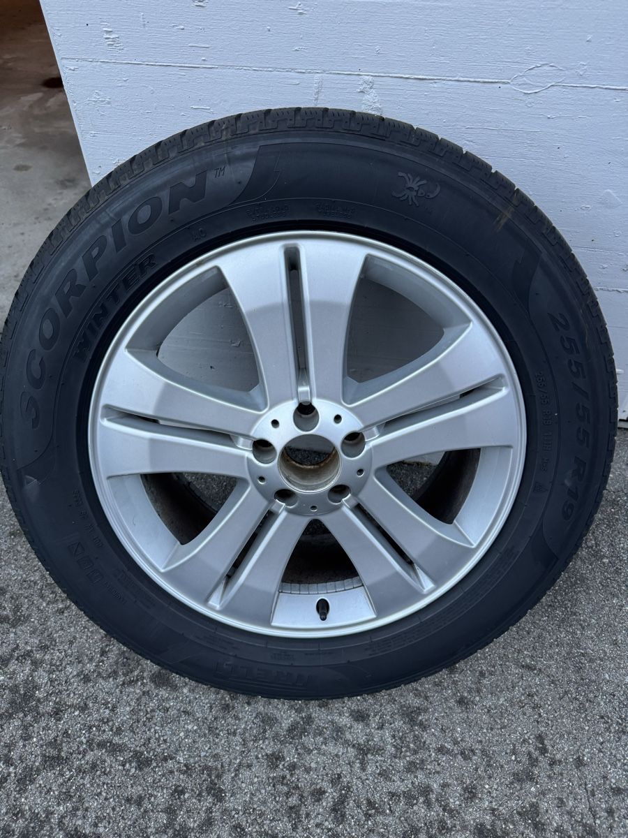 Pirelli Pneus & Kompletträder: Winterräder Pirelli Scorpion 255/55 R19, Top Zustand! (53) – Gebraucht aus Arth von bes_h5r2