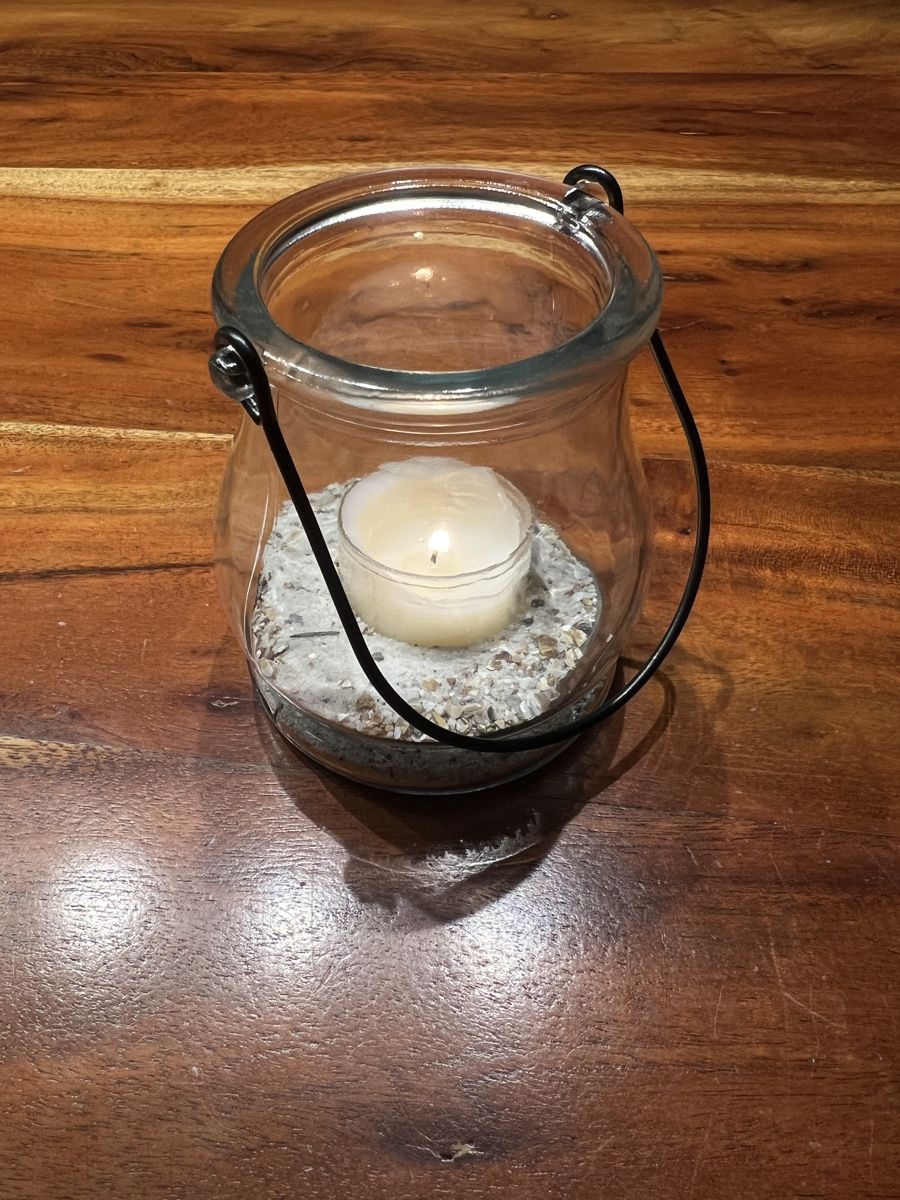 Portacandele: Windlicht Glas mit Kerze & Sand, 10cm hoch – Usato da Zürich venduto da ehcarosa