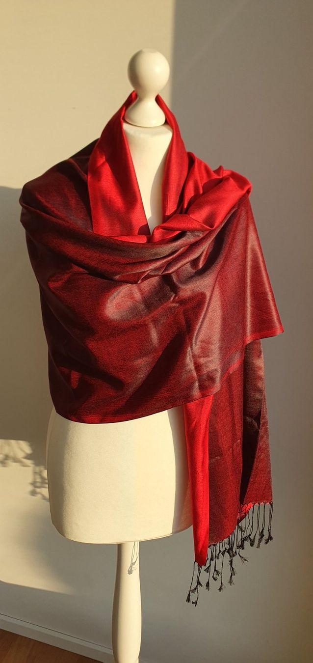 Foulard & Sciarpe: Schal bordeauxrot silk-touch Neu 165x67cm – Nuovo e nell'imballaggio originale da Stansstad venduto da InStyle8 1