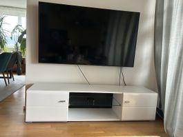 Weisses TV Board mit Glasablage und Stauraum