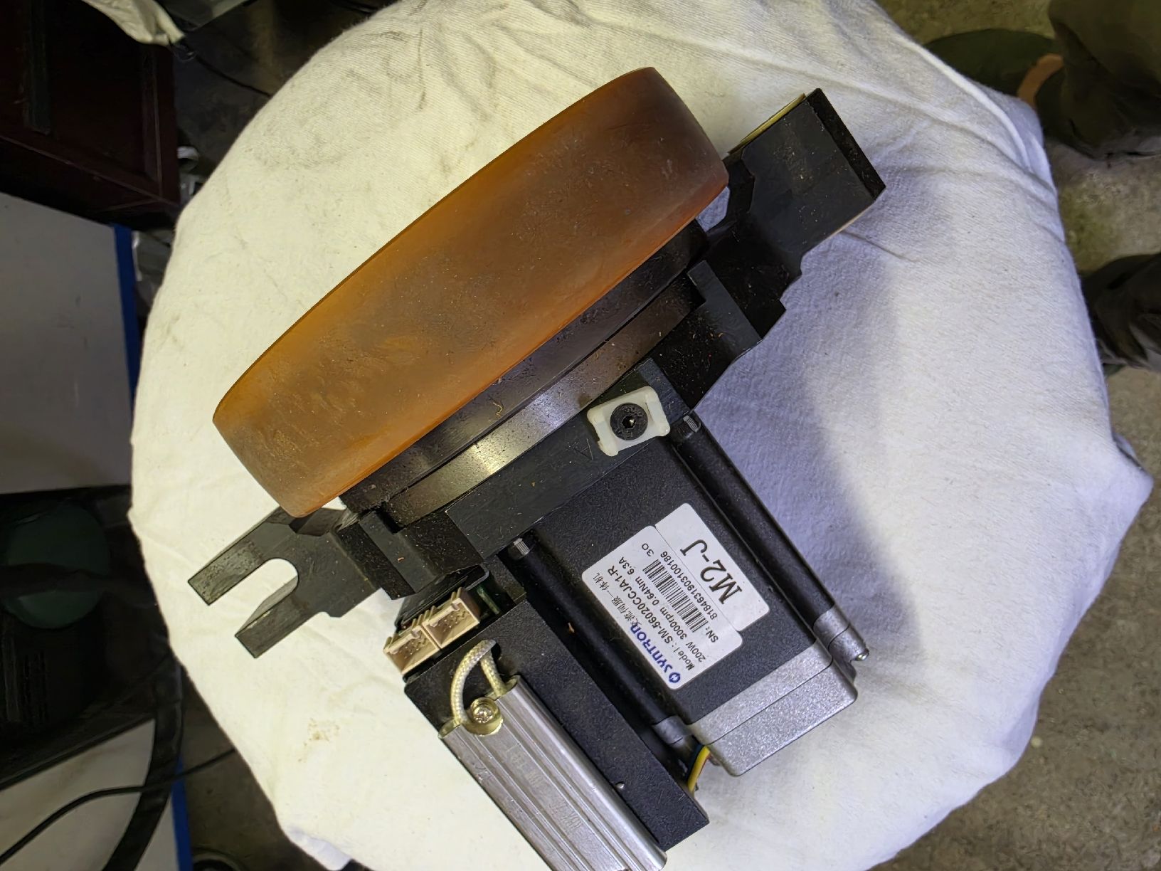 Motoren: 2x SYNTRON Servomotor 200W mit Getriebe & Rad – Gebraucht aus Nussbaumen AG von Martinfal 1