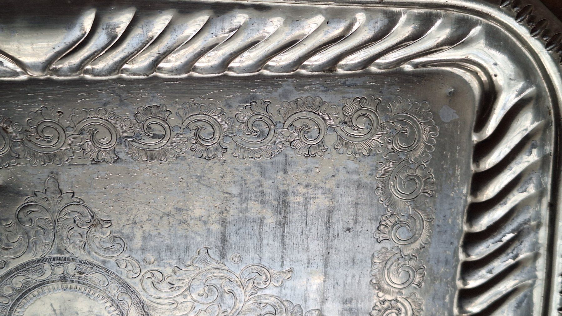 Plateaux: altes Metall Tablett mit schönem Muster – D'occasion à Dornach par majo8689 3