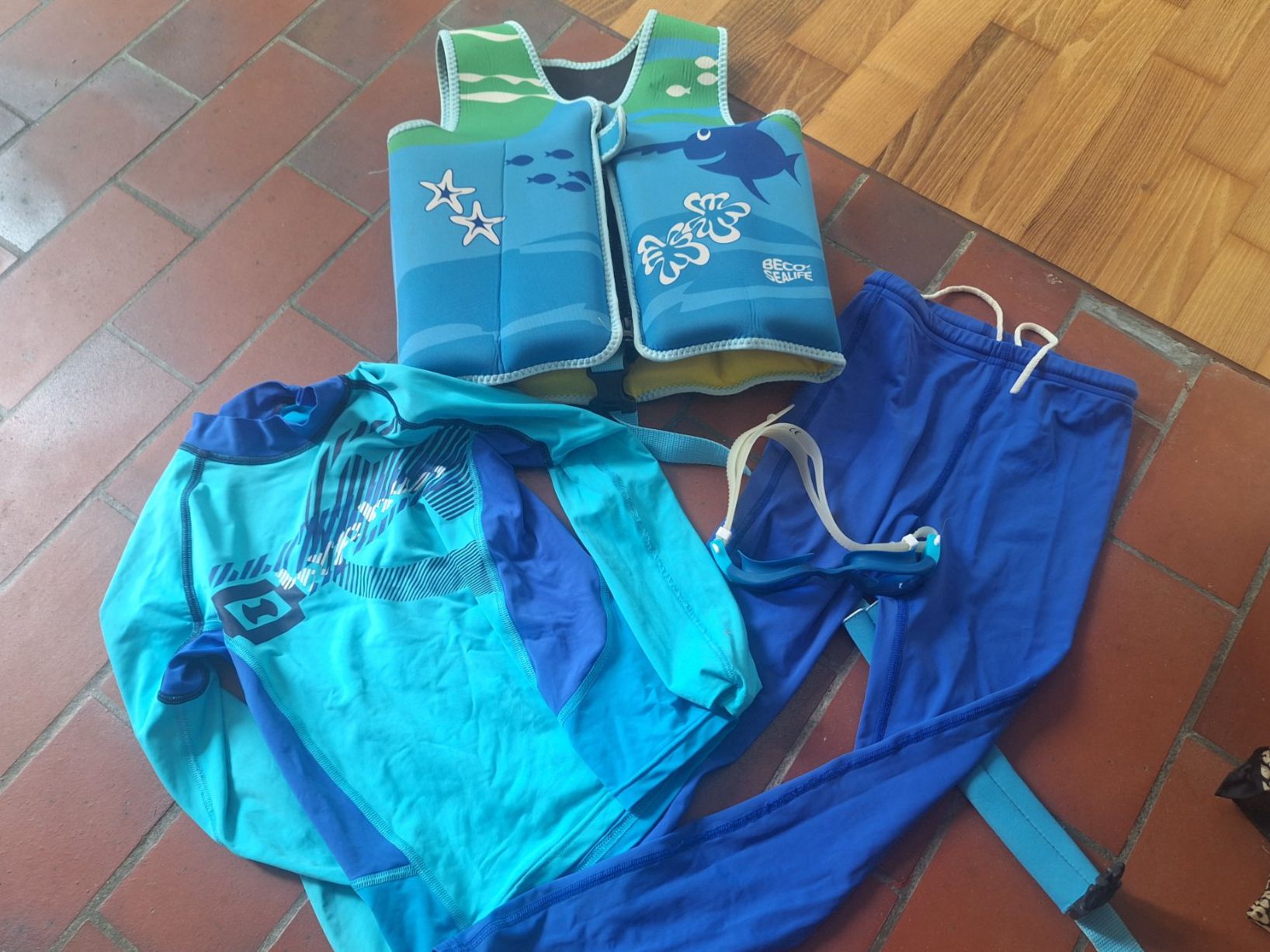Giubbotti di salvataggio: UV-Schutzkleidung und Schwimmweste 110 – Usato da Herrliberg venduto da linavogt