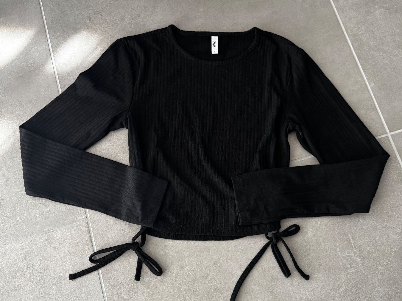 Only Maglioni & Felpe: ONLY Langarmshirt schwarz gerippt mit Bindebändern Grösse M – Usato da Frick venduto da Cirilla 1