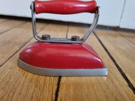 Antikes Jura Bügeleisen, Spielzeug, rot, Metall, Retro