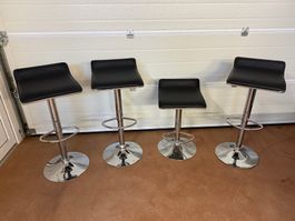 4 moderne Barhocker / Tresenhocker – höhenverstellbar