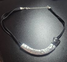 Collana da donna nera e metallo effetto martellato