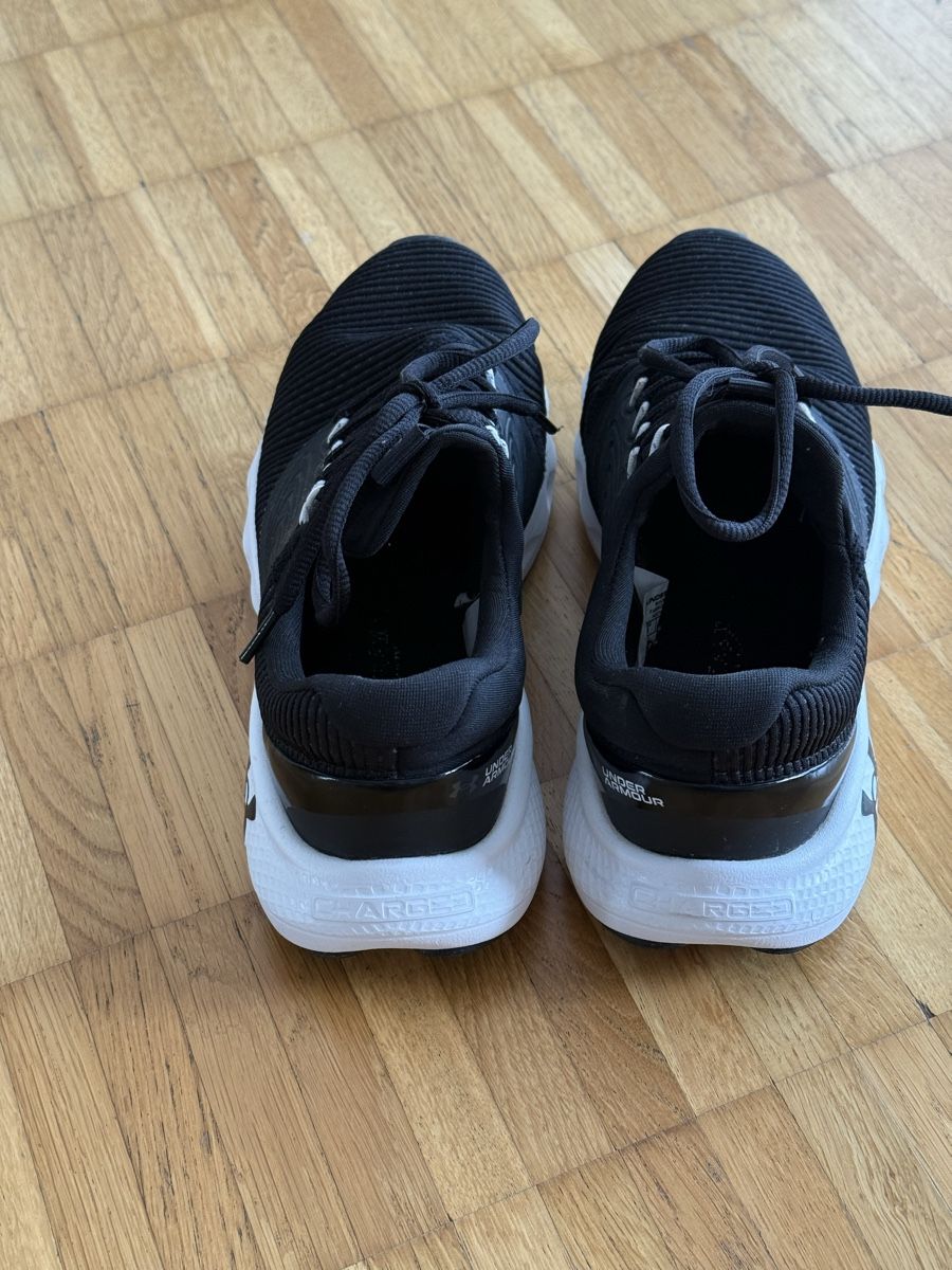 Under Armour Chaussures femmes: Turnschuhe Under Armour – D'occasion à Alchenflüh par hel_n6bm 1