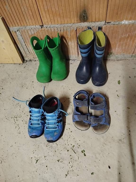 Schuhe für Jungen: Schuh Paket Grösse 26 – Gebraucht aus Bätterkinden von sch_s6nb