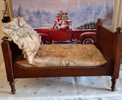 ANTIKES HOLZPUPPENBETT MIT INHALT