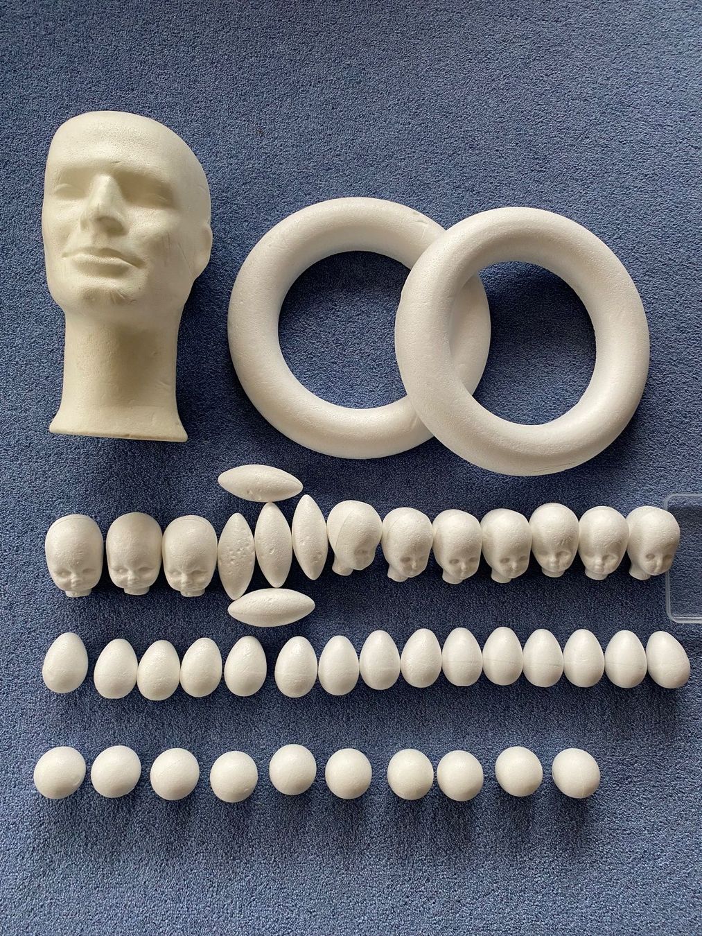 Kit bricolage: Viele Styropor-Teile: Köpfe, Ringe, Eier, Kugeln, Zapfen – Nuovo (secondo la descrizione) da Appenzell Meistersrüte venduto da zongabolla
