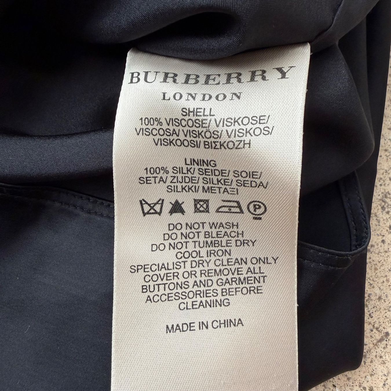 Vestiti: BURBERRY Kleid 🖤 – Usato da Zürich venduto da ClosetQueen 9