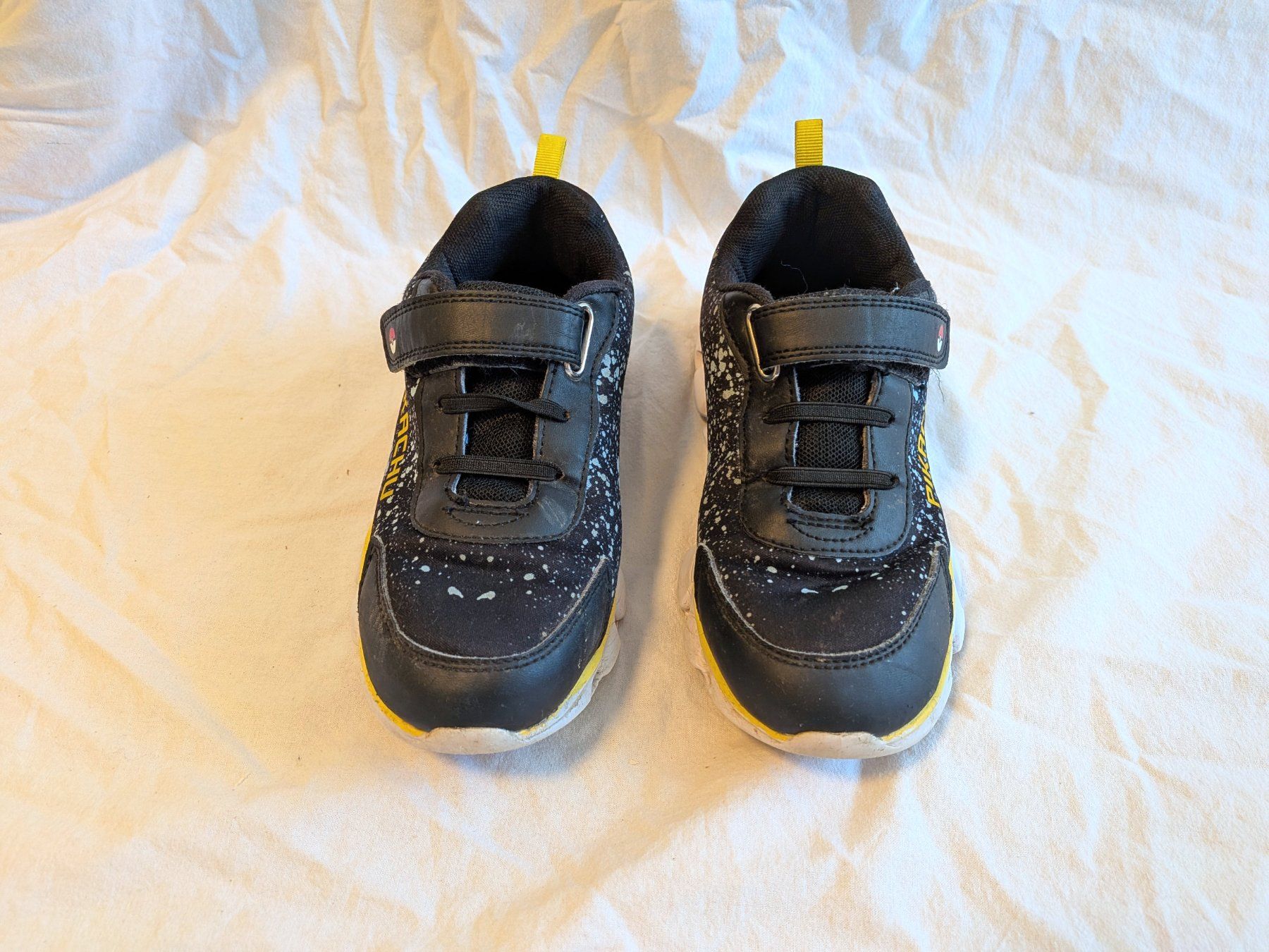 Scarpe per ragazzi: Pokémon Pikachu Sneaker Gr. 31-33 mit Licht – Usato da Winterthur venduto da in4matiker 2