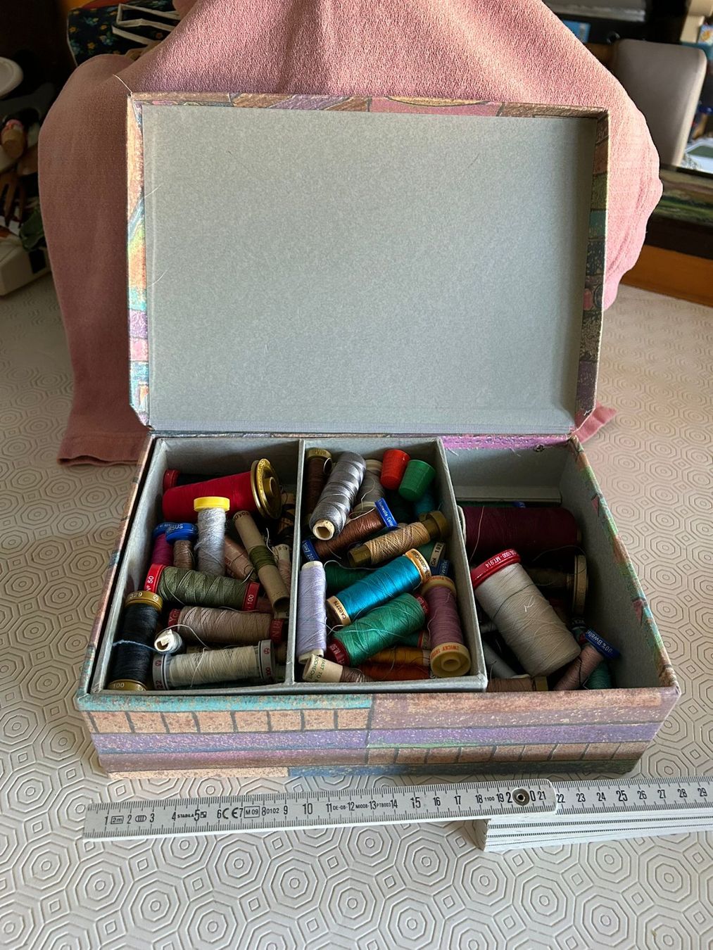 Kit bricolage: Scatola artigianale con materiale da cucito misto – Usato da Melano venduto da H-Sara