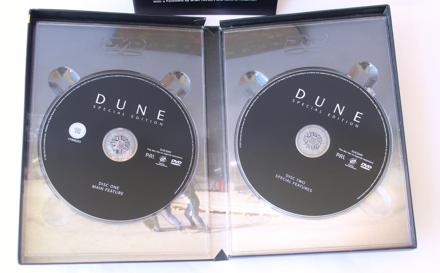 Tutti i DVDs: DVD Dune Two-disc Special Edition Science-Fiction von 2003 – Usato da Zürich venduto da Auctionata 4