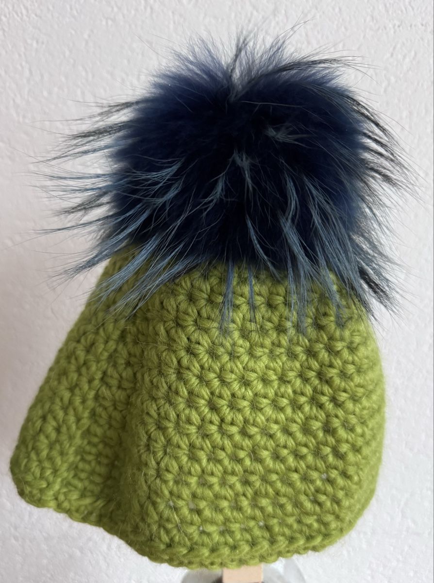 Copricapi, berretti & cappellini: Warme, handgemachte Boshi-Wintermuetze mit Bommel, Oliv – Usato da Wallisellen venduto da Sue04 1