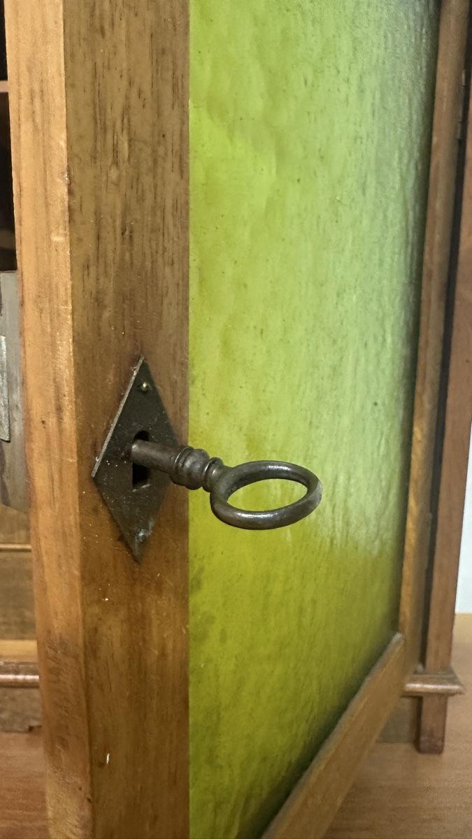 Armoires: Small Wooden Cabinet with Lock and Key – D'occasion à Schlieren par Norauro 6
