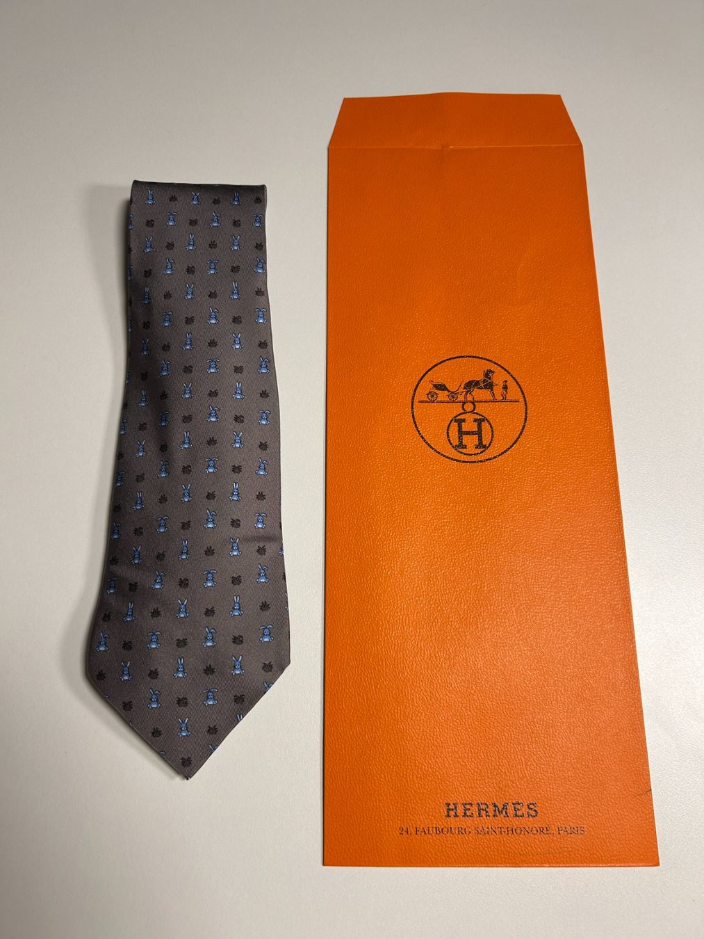 Hermès Cravatte: Hermès Blaue Hasen Krawatte – Nuovo (secondo la descrizione) da Bern venduto da kurtikobolt74