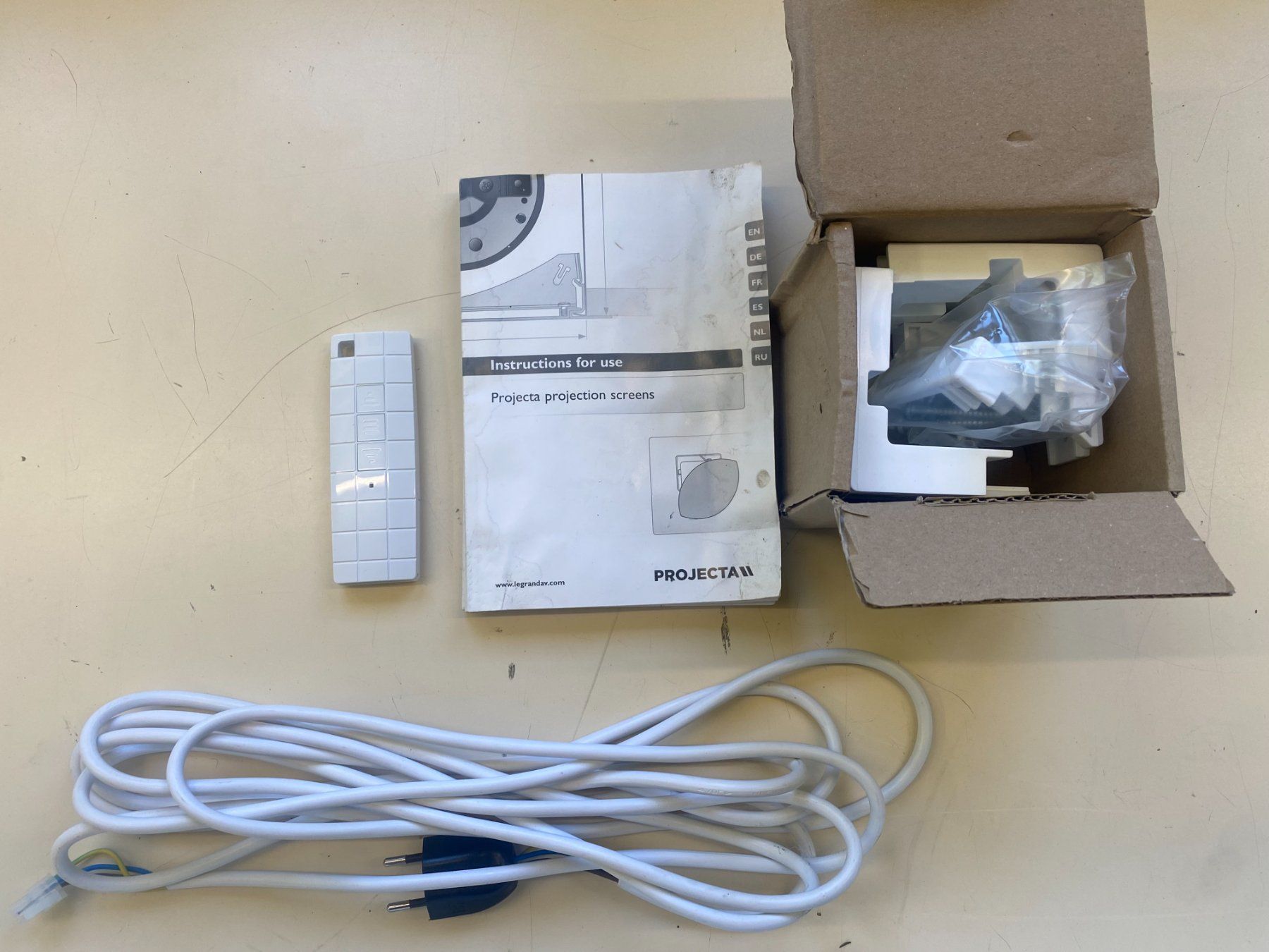 Altri Accessori: Ecran de projection Projecta Compact RF Electrol 190x107 – Usato da Bex venduto da 1_style 1