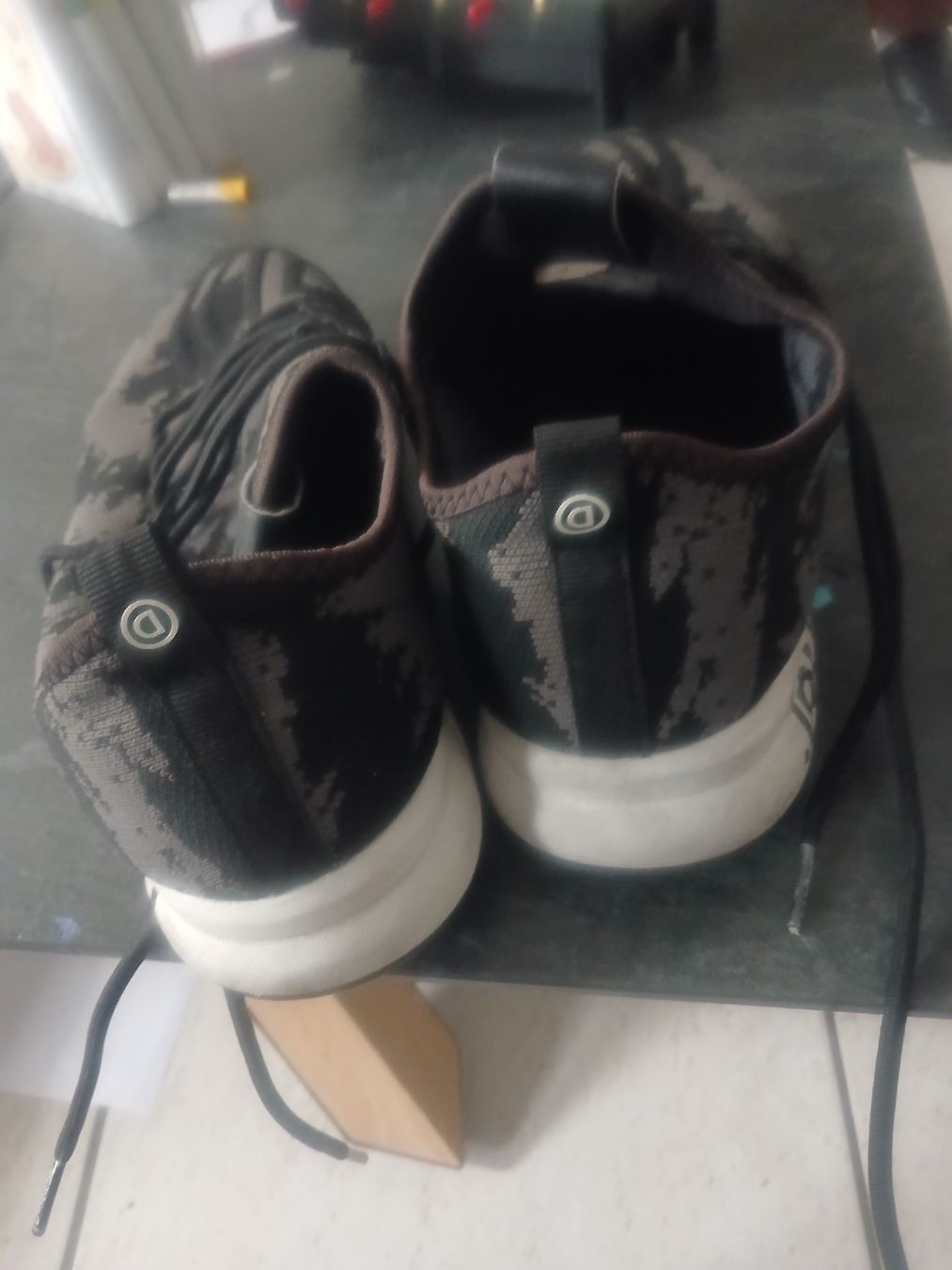 Desigual Scarpe da uomo:  Desigual Turnschuhe Gr. 41 – Usato da Pieterlen venduto da Ya0527yl 1