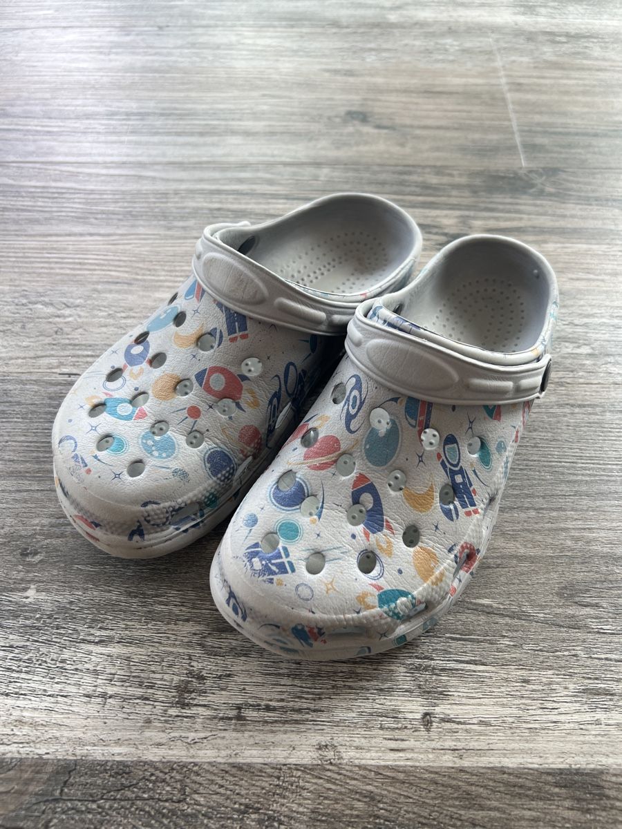 Crocs Scarpe per ragazzi: Hausschuhe Finken Clogs Gr35 – Usato da Langnau am Albis venduto da dodi83