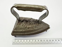 Antikes Gusseisen-Bügeleisen mit Löwenmotiv, 19. Jh.