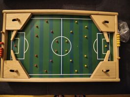 Tischfussball Holz Spielfeld mit Figuren und Zählwerk