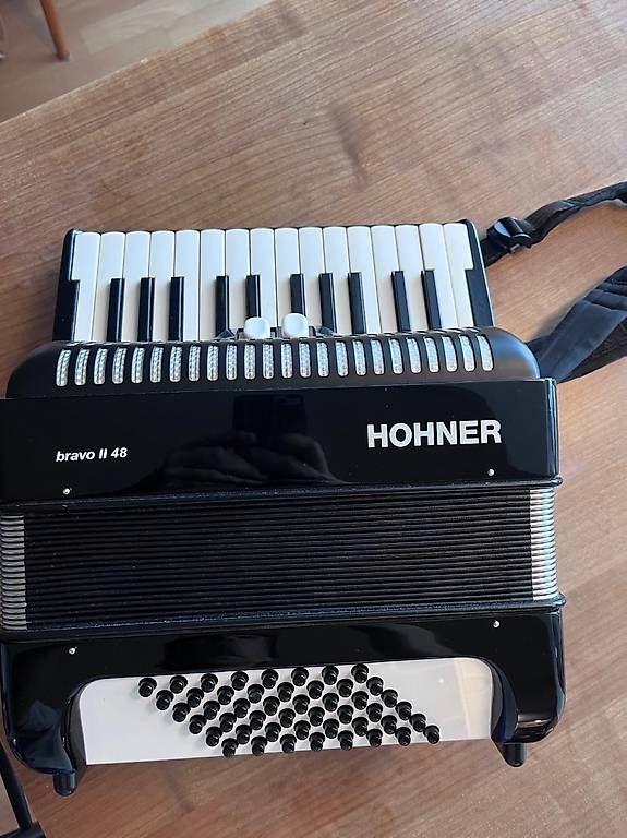 Hohner Strumenti musicali: Akkordeon Hohner Bravo ll 48 – Usato da Basel venduto da flumir 2