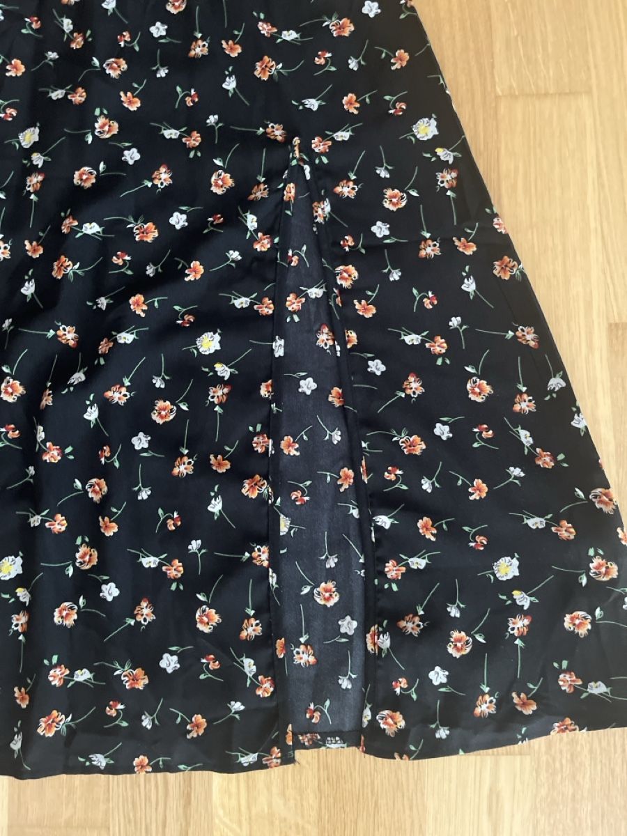 Kleider: Kleid Blumenmuster Schwarz – Neu und originalverpackt aus Naters von mar_fp7t 1