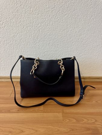 Elegante schwarze Handtasche mit Kette 