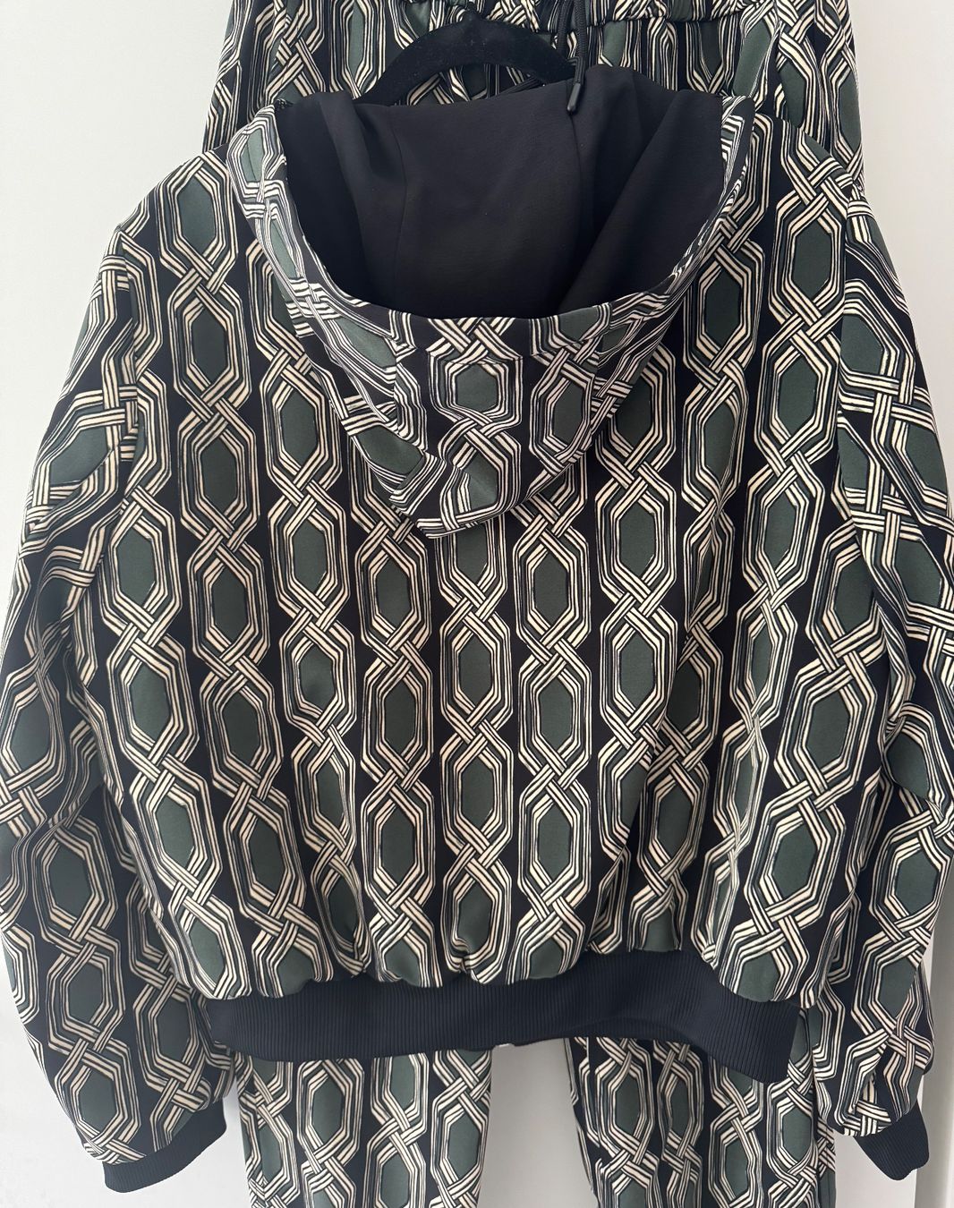 Zara Ensembles & Tailleurs: Zara Set Bomber und Jogger – Neuf (Voir description) à Montagnola par Vol24 2