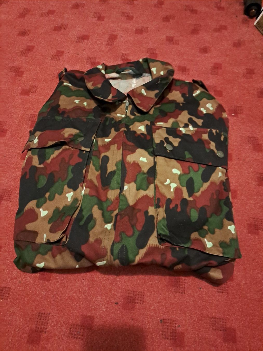 Schweizer Armee Uniformen: Tarnanzug 83 Jacke, Neu, Grösse 52 – Neu (gemäss Beschreibung) aus St.Gallen von Infanteriewerk