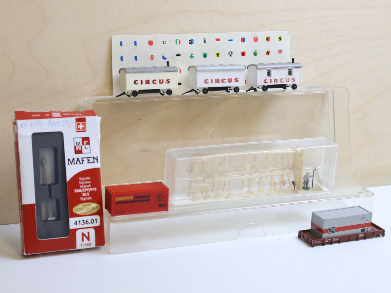 Modelleisenbahnen: Lichtsignal, Zirkus Set, Container & Figuren Set - Spur N – Gebraucht aus Winterthur von Monstera