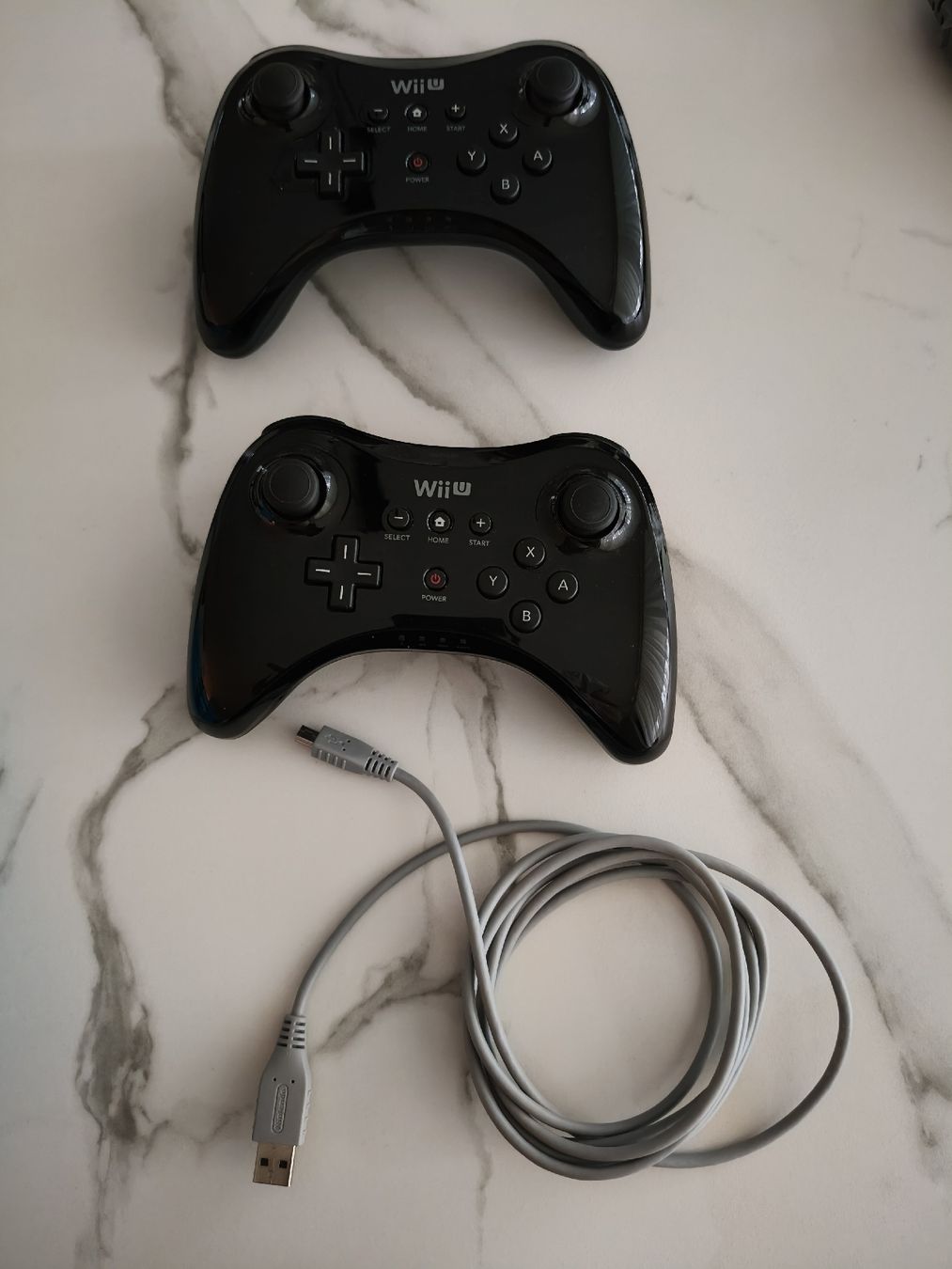 Nintendo Controller: 2x Nintendo Wii U Pro Controller - Original   mit Ladekabel – Usato da Oensingen venduto da ece_8k7q