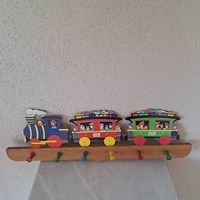bunte Wandgarderobe fürs Kinderzimmer- Eisenbahn 