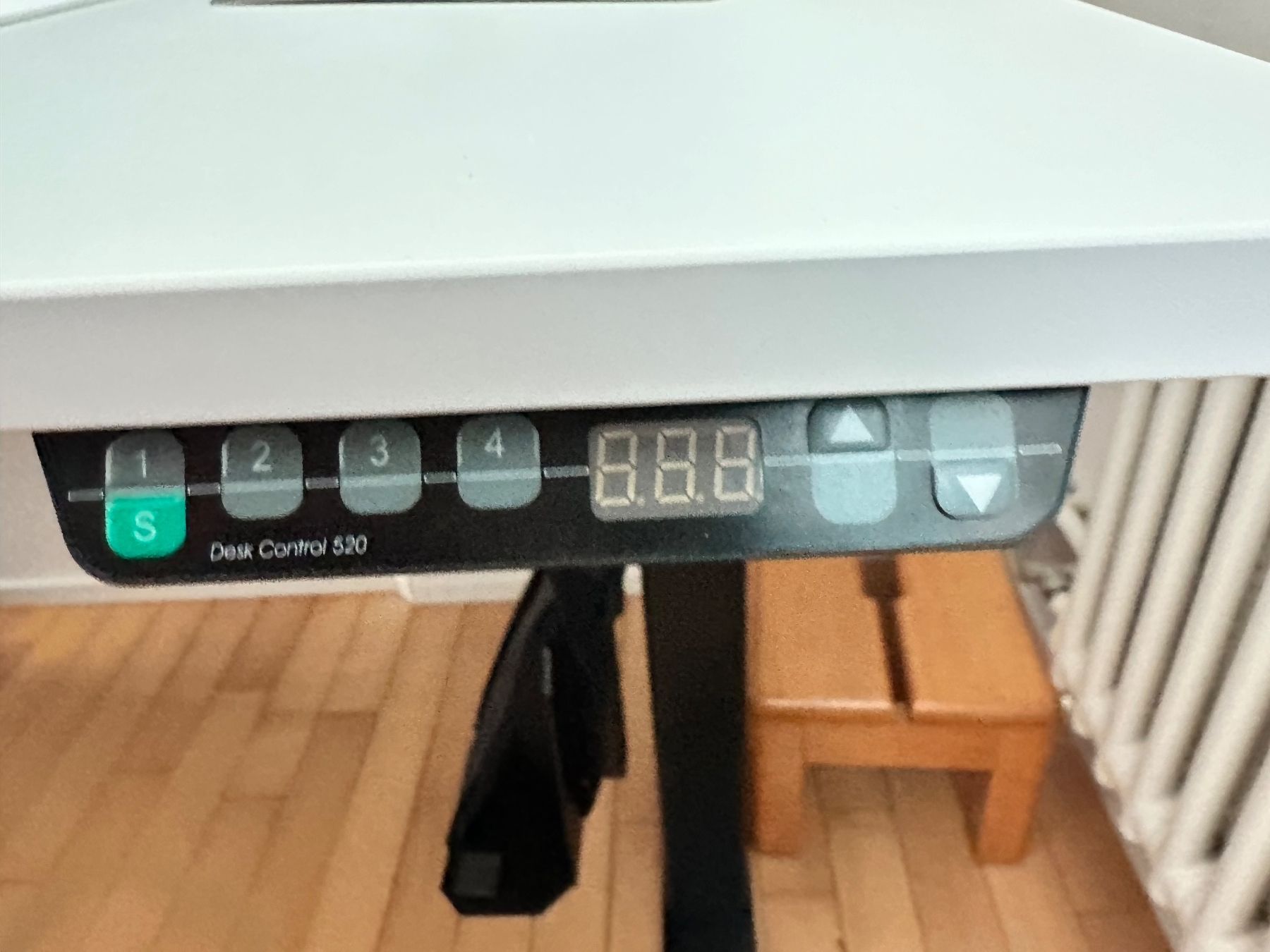 Scrivanie: plain'desk Sitz-Stehtisch elektrisch höhenverstellbar – Usato da Zürich venduto da neumaka 3