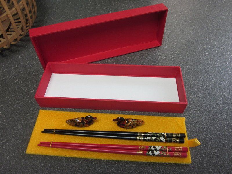 Couverts: Asiatisches Essstäbchen Set mit Enten-Stäbchenablage – D'occasion à Bischofszell par Pfau0 1