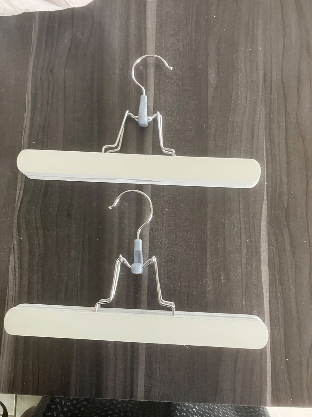 Appendiabiti: 2 Stk Hosenkleiderbügel – Usato da Unterkulm venduto da Lotusblume81
