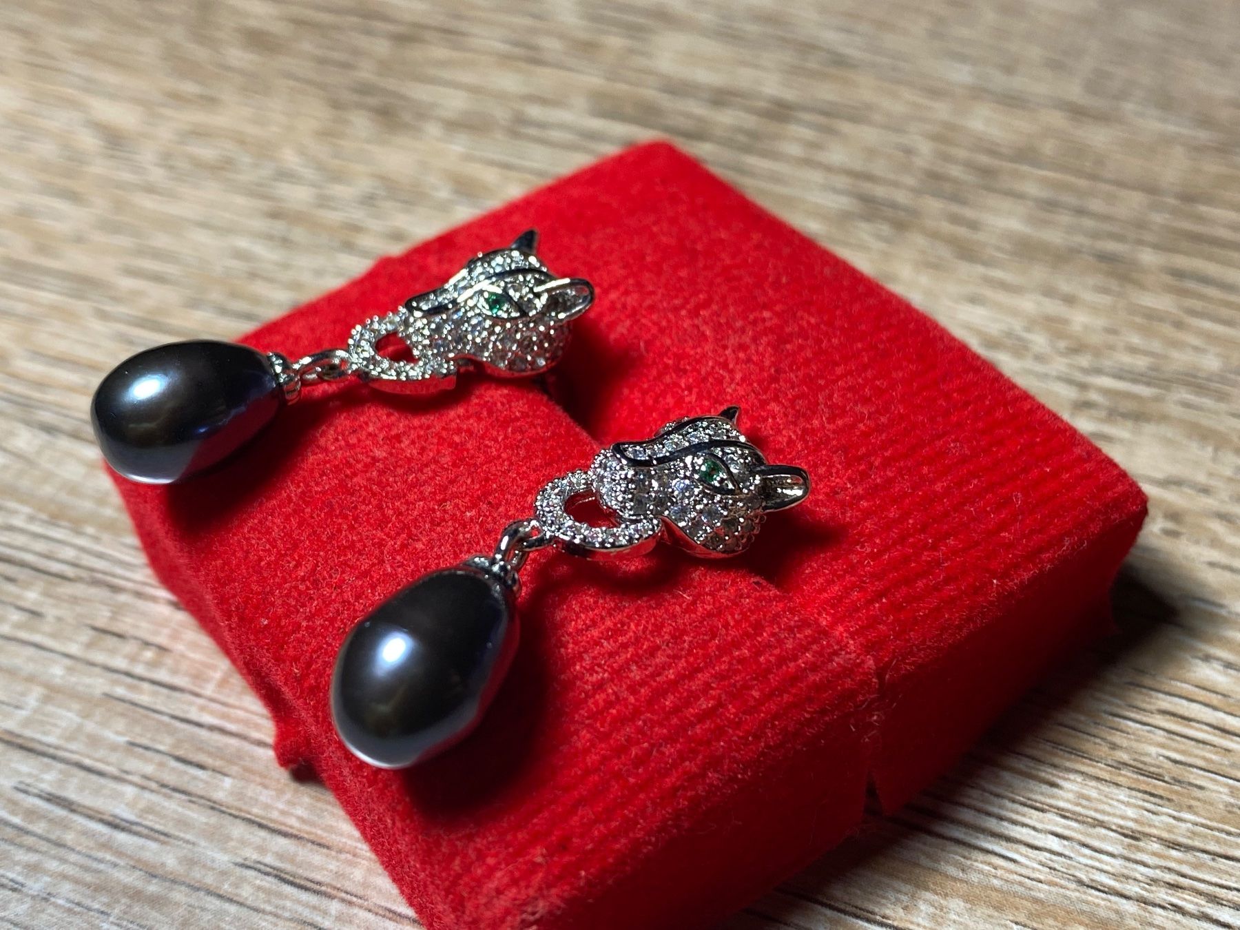 Orecchini pendenti & Orecchini a lobo: Ohrstecker mit Süsswasserperlen + Smaragd: Leopard Motiv – Nuovo e nell'imballaggio originale da Laax venduto da Kiki_Kingdom3 2