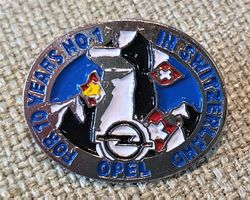 B449 - Pin Opel 10Jahre Nr. 1 in Schweiz