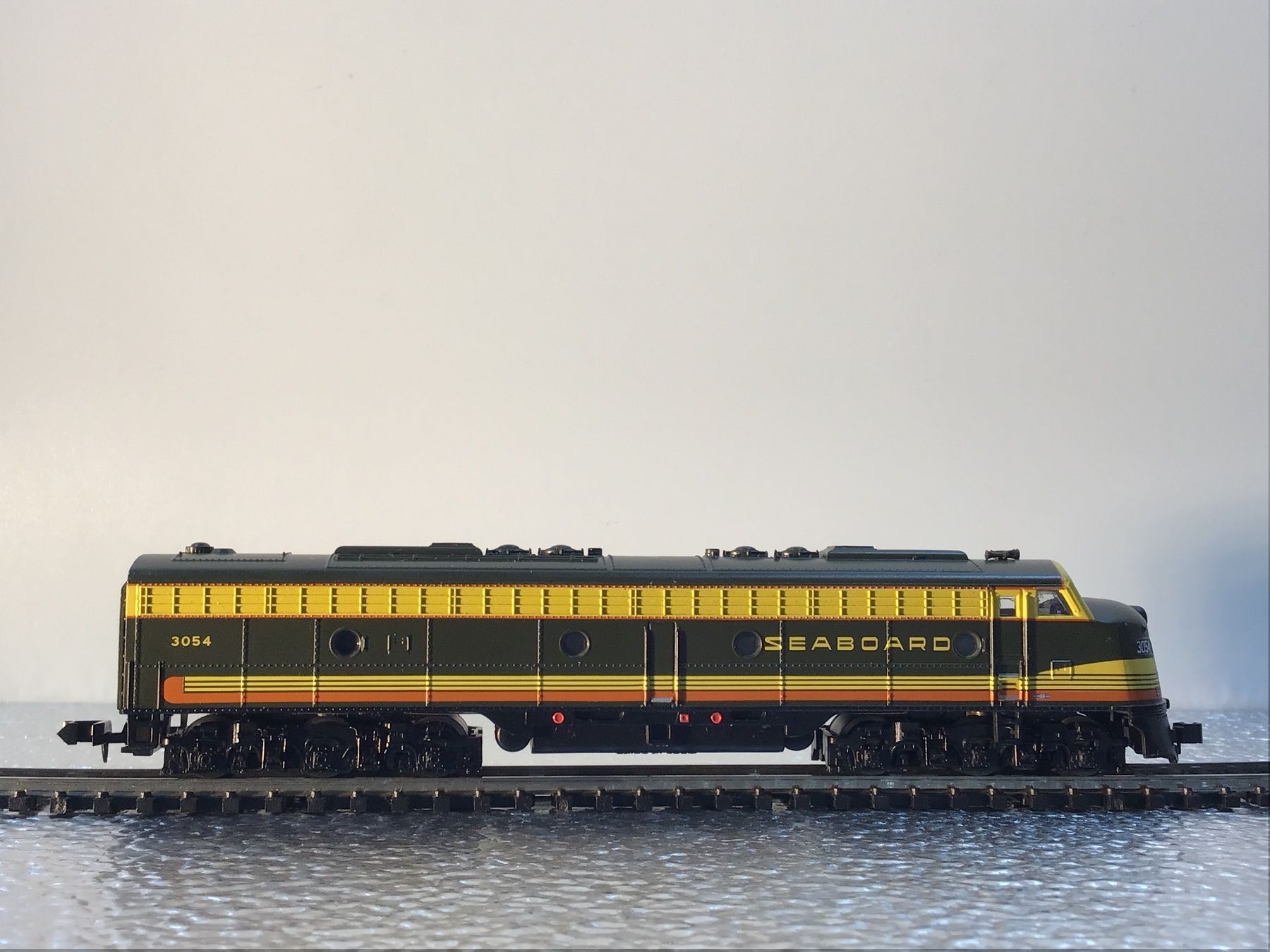 Walthers Modelleisenbahnen: WALTHERS LOKOMOTIVE 3054 SPUR N – Gebraucht aus Männedorf von Spezial-Modelle 3