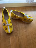 Chaussures femme jaune décorées T 32 état neuf