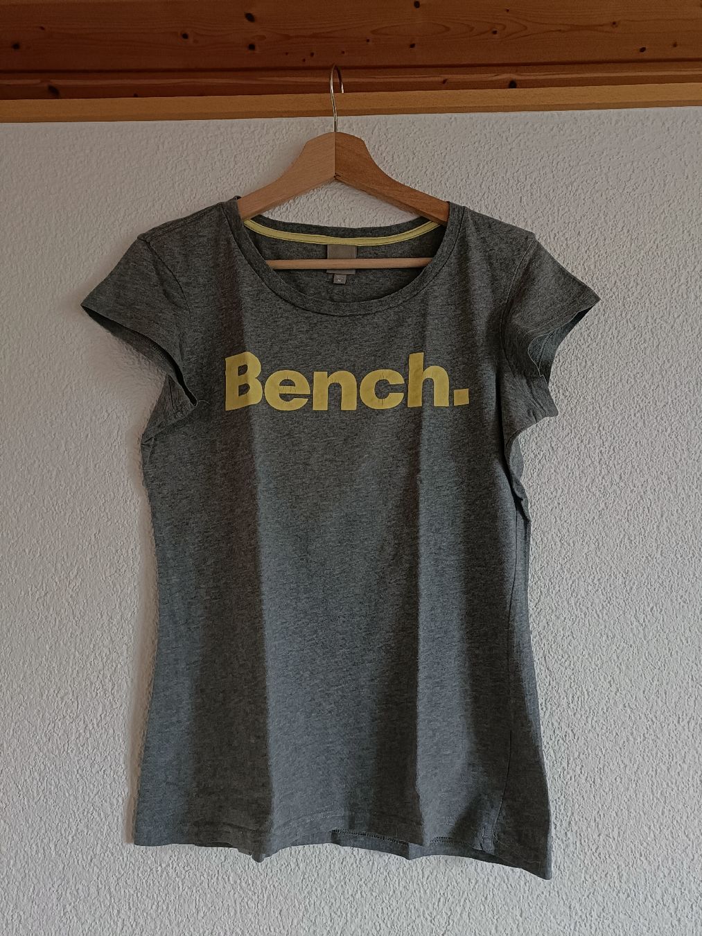 Bench T-shirt: T-shirt Bench, taille M – Usato da Vaulruz venduto da O_DDM